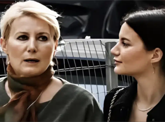 Κομψή από πάνω μέχρι κάτω η Νατάσα Παζαΐτη – Σπάνια κοινή εμφάνιση με την 23χρονη κόρη της στο κέντρο της Αθήνας