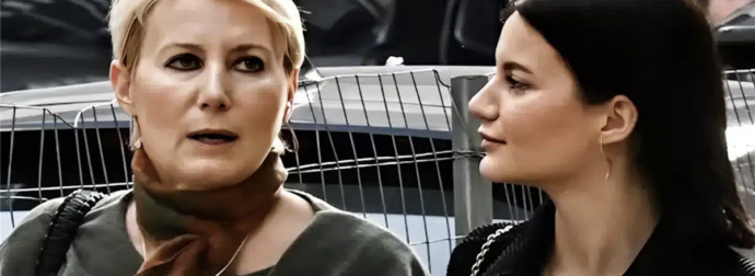 Κομψή από πάνω μέχρι κάτω η Νατάσα Παζαΐτη – Σπάνια κοινή εμφάνιση με την 23χρονη κόρη της στο κέντρο της Αθήνας