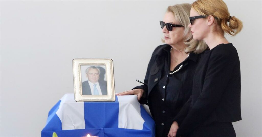 Το τελευταίο αντίο στον Αναστάση Παπαληγούρα: Συντετριμμένη η κόρη του, Λένα