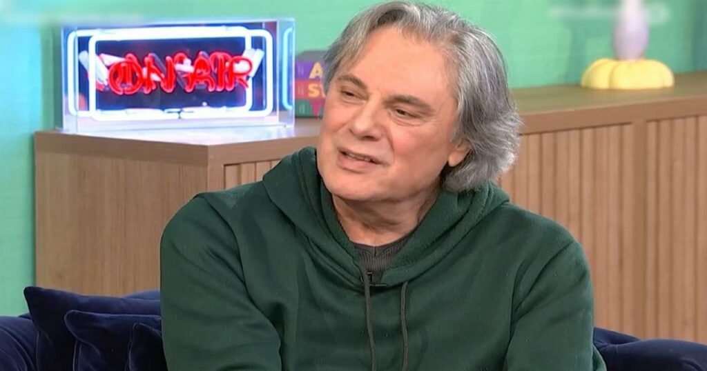 Οδυσσέας Σταμούλης: Γιατί δεν βλέπει πια τους «Δυο Ξένους» – «Είναι ωραίο να βλέπεις τον εαυτό σου στα 25 ενώ είσαι 55;»