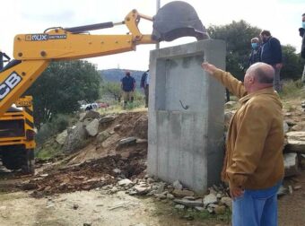 Αχιλλέας Μπeος: Σαν μπουλντόζα ξηλώνει παρανομίες στον Βόλο – Δείτε τον σε δράση