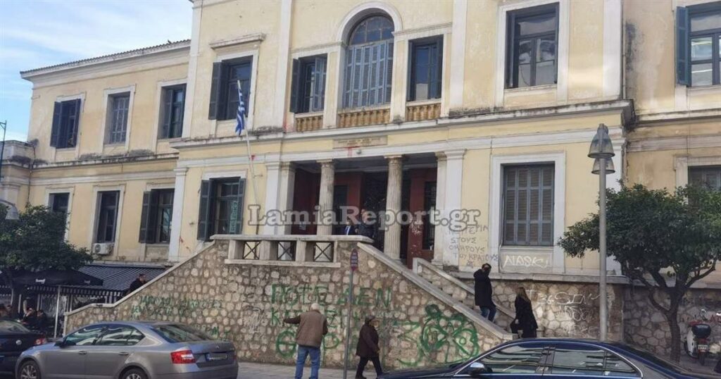 Οικογενειακό δράμα στη Λαμία: Μητέρα εγκατέλειψε το αυτιστικό παιδί της στα δικαστήρια