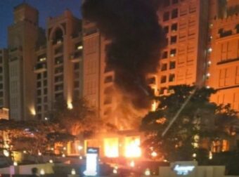 Πόλεμος στην Μέση Ανατολή: Μόνο στο Athensmagazine.gr η στιγμή που ο πύραυλος  του Ιράν χτυπάει το τεχνητό νησί της Παλμ Τζουμέιρα στο Ντουμπάι, δείτε το βίντεο