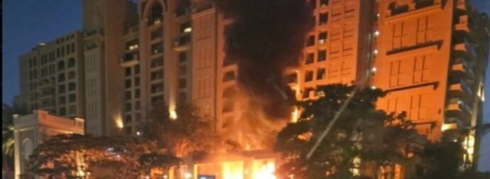 Πόλεμος στην Μέση Ανατολή: Μόνο στο Athensmagazine.gr η στιγμή που ο πύραυλος  του Ιράν χτυπάει το τεχνητό νησί της Παλμ Τζουμέιρα στο Ντουμπάι, δείτε το βίντεο