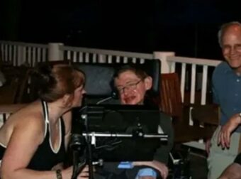 Υπόθεση Επστάιν: Ο Στίβεν Χόκινγκ ανάμεσα σε δυο κοπέλες με μαγιό – Νέες φωτογραφίες στη δημοσιότητα