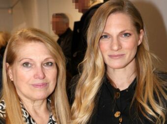 Σάρα Εσκενάζη: Με τη μαμά και τον αδελφό της στο αφιέρωμα μνήμης για τον μπαμπά της, Αλμπέρτο – Φωτογραφίες