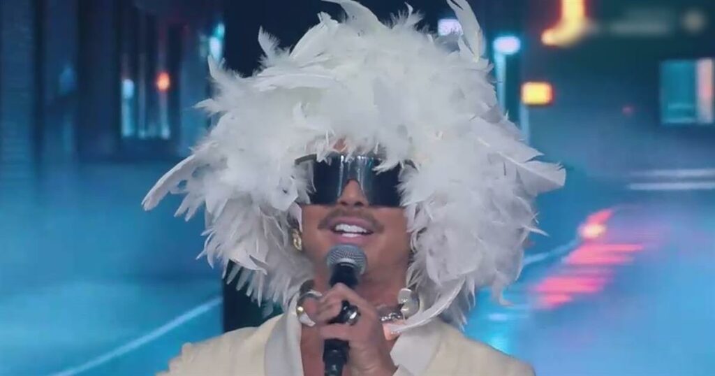 J2US: Η ανατρεπτική εμφάνιση του Λάκη Γαβαλά – Χωρίς coach στη σκηνή