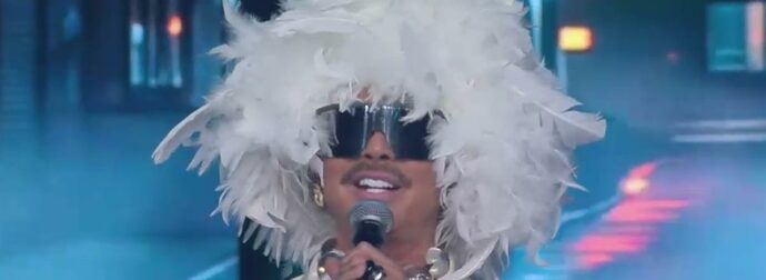 J2US: Η ανατρεπτική εμφάνιση του Λάκη Γαβαλά – Χωρίς coach στη σκηνή