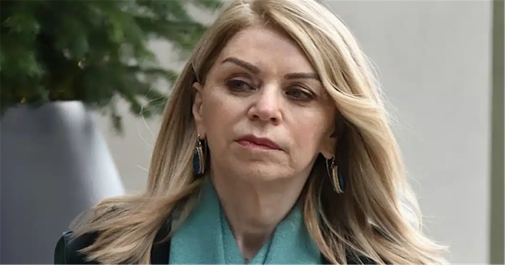 Η πιο σοφιστικέ Ελληνίδα: H Έλλη Στάη με κασκόλ με τεράστιο κεφάλι ζώου, εντυπωσιάστηκαν ακόμη και οι παπαράτσι