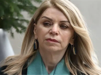 Η πιο σοφιστικέ Ελληνίδα: H Έλλη Στάη με κασκόλ με τεράστιο κεφάλι ζώου, εντυπωσιάστηκαν ακόμη και οι παπαράτσι