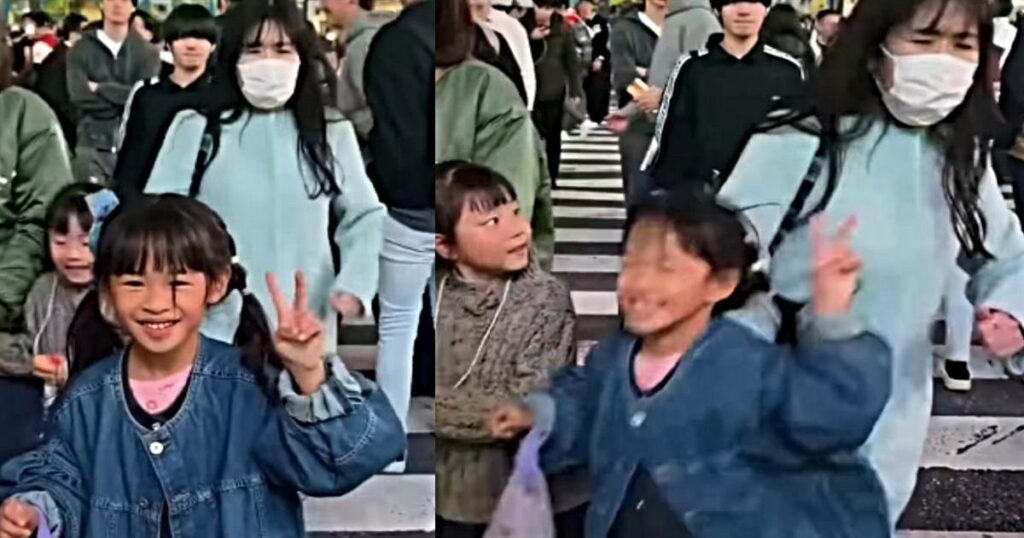 Viral έχει γίνει ένα βίντεο στην Ιαπωνία με μια γυναίκα να σπρώχνει ένα κοριτσάκι στην Σιμπούγια, την πιο διάσημη διάβαση του κόσμου