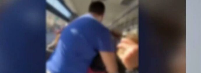Άγριο ξύλο μέσα σε αστικό λεωφορείο – Η στιγμή που επιβάτες «πιάνονται» στα χέρια (video)