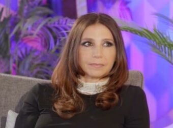 Λυκουρέζου: Η σeξουαλική παρενόχληση από συνεργάτη του πατέρα της – «Ερχόταν στο δωμάτιο και τριβόταν πάνω μου»