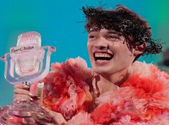 Nemo: Επέστρεψε το τρόπαιο της Eurovision «τυλιγμένο με χαρτί υγείας», γυαλιά καρφιά