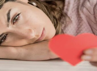 Εάν μια γυναίκα είναι κρυφά εpωτευμένη μαζί σας, συνήθως θα εμφανίσει αυτές τις 7 συμπεριφορές