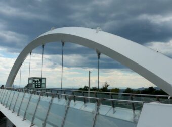 ΣΤΑΣΥ: Ξεκινά εκτεταμένο πρόγραμμα επιθεώρησης για τις γερασμένες πεζογέφυρες της Γραμμής 1