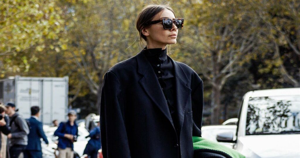 Τα it girls στο Παρίσι φοράνε αυτή την τάση στα φλατ παπούτσια με τα τζιν τους