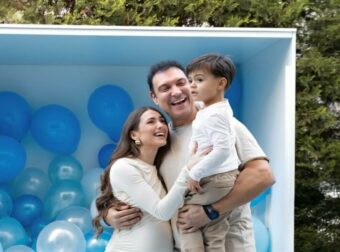 Σιαμπάνη: Τα νέα στιγμιότυπα από το gender reveal party – «Η στιγμή που ο κόσμος μας ντύθηκε στα μπλε»