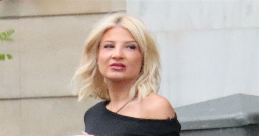 Η Φαίη Σκορδά φόρεσε το τοπ που κολακεύει τη σιλουέτα και λεπταίνει τη μέση