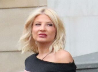 Η Φαίη Σκορδά φόρεσε το τοπ που κολακεύει τη σιλουέτα και λεπταίνει τη μέση