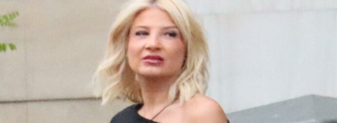 Η Φαίη Σκορδά φόρεσε το τοπ που κολακεύει τη σιλουέτα και λεπταίνει τη μέση