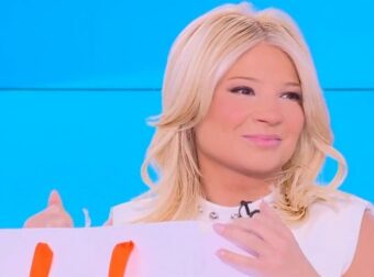 Φαίη Σκορδά: Απανωτές οι σπόντες για τον γάμο της από τους συνεργάτες της – «Τι είναι; Το πέπλο είναι;»