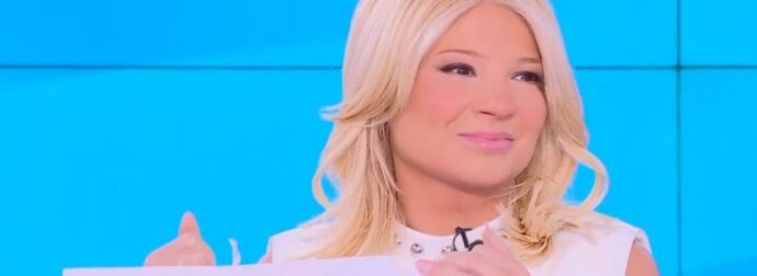 Φαίη Σκορδά: Απανωτές οι σπόντες για τον γάμο της από τους συνεργάτες της – «Τι είναι; Το πέπλο είναι;»