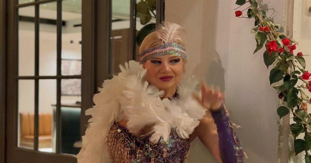 Φαίη Σκορδά: Εντυπωσίασε με τη vintage στολή της την Κυριακή της Αποκριάς (Φωτογραφίες)