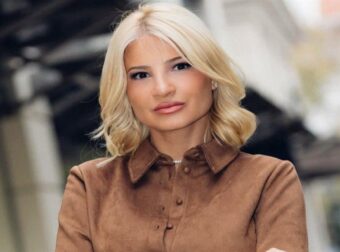 Οι μπότες της Φαίης Σκορδά είναι οι μόνες που θα χρειαστείς τη μεταβατική περίοδο