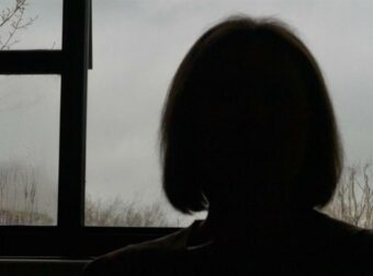 «Έψαχνα για GPS στο αυτοκίνητο»: 15 χρόνια εφιάλτη για δημοσιογράφο από εμμονική stalker – Στη φυλακή η 55χρονη