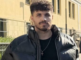 Στέφανος Παπαδόπουλος – Άλλαξε η αφίσα με το τραγούδι του Μαζωνάκη μετά την έντονη αντίδρασή του