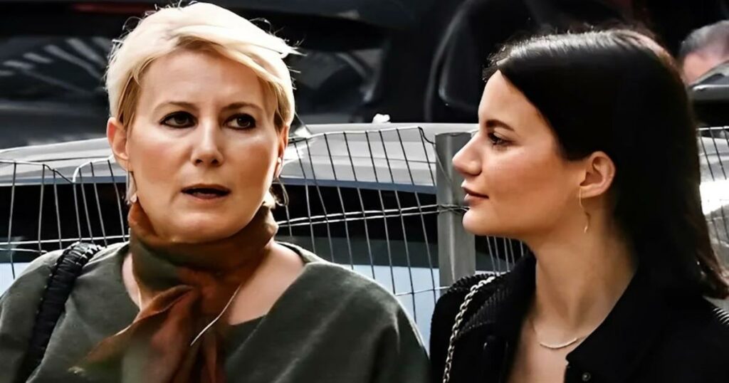 Κομψή από πάνω μέχρι κάτω η Νατάσα Παζαΐτη – Σπάνια κοινή εμφάνιση με την 23χρονη κόρη της στο κέντρο της Αθήνας