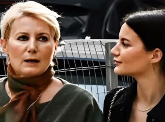 Κομψή από πάνω μέχρι κάτω η Νατάσα Παζαΐτη – Σπάνια κοινή εμφάνιση με την 23χρονη κόρη της στο κέντρο της Αθήνας