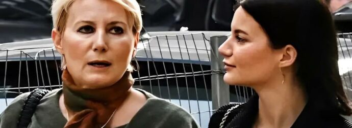 Κομψή από πάνω μέχρι κάτω η Νατάσα Παζαΐτη – Σπάνια κοινή εμφάνιση με την 23χρονη κόρη της στο κέντρο της Αθήνας