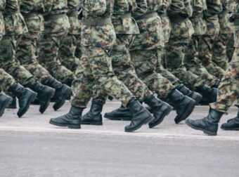 Η θητεία δεν αλλάζει τυχαία: 10 εβδομάδες η εκπαίδευση, 100 ευρώ η αποζημίωση για παραμεθόριο – Τι θέλει να πετύχει ο στρατός