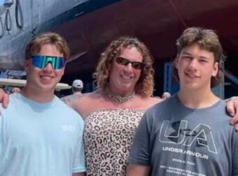 Φρίκη στις ΗΠΑ: Ο τρανς πατέρας σκότωσε γυναίκα και γιο την ώρα που το μικρότερο παιδί τους έπαιζε χόκεϊ