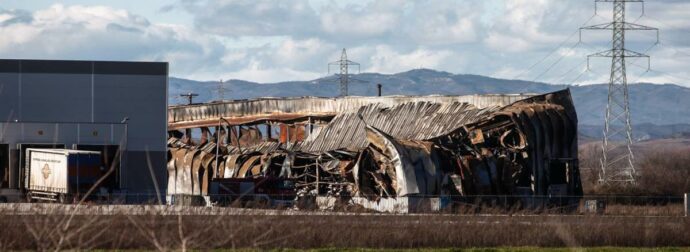 Βιολάντα: Συνελήφθη ο ιδιοκτήτης του εργοστασίου – Αναβαθμίστηκε το κατηγορητήριο για τη φονική έκρηξη