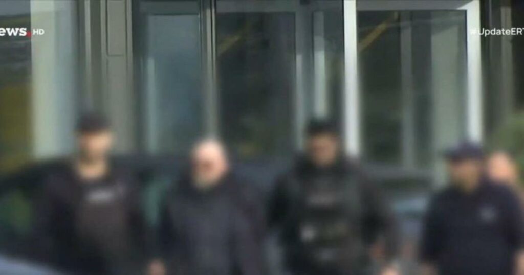 Βιολάντα: Προσωρινά κρατούμενος ο ιδιοκτήτης του εργοστασίου – Η στιγμή που η Πυροσβεστική του περνά χειροπέδες