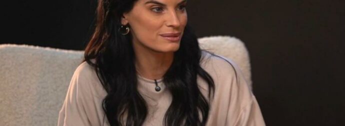 Μπόμπα για μητρότητα: «Ήταν μια μεγάλη πρόκληση για εμένα, ήμουν χωρίς μπλούζα όλη μέρα, είχα άγχος, ενοχές»