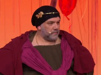 Γρηγόρης Αρναούτογλου: Εμφανίστηκε ντυμένος ως Πυθία στο Αλ Τσαντίρι Νιουζ