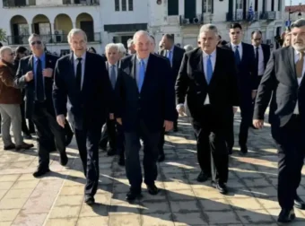 Καραμανλής: «Να ακούμε τους πιο έμπειρους, αντί να τους διαγράφουμε» – Κοινή εμφάνιση με Σαμαρά στην Καλαμάτα