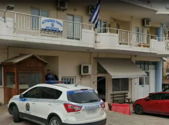 Κάνουν έξωση στο Αστυνομικό Τμήμα και στέλνουν τους αστυνομικούς σε κοντέινερ (video)