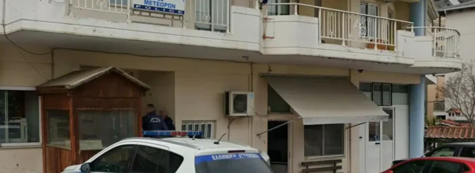 Κάνουν έξωση στο Αστυνομικό Τμήμα και στέλνουν τους αστυνομικούς σε κοντέινερ (video)