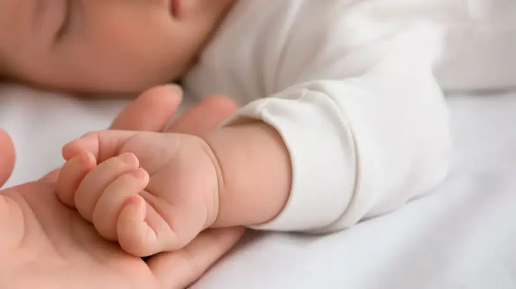 Τα σπάνια της ζωής: Mωρό γεννήθηκε στις 34 εβδομάδες με δύο χρώματα σε μάτια, μαλλιά, επιδερμίδα