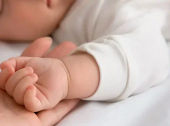 Τα σπάνια της ζωής: Mωρό γεννήθηκε στις 34 εβδομάδες με δύο χρώματα σε μάτια, μαλλιά, επιδερμίδα