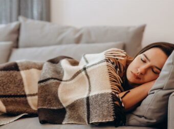 Γιατί δεν πρέπει να σας παίρνει ο ύπνος στον καναπέ – Ο “γλυκός” ύπνος εκεί, δεν είναι όπως νομίζουμε