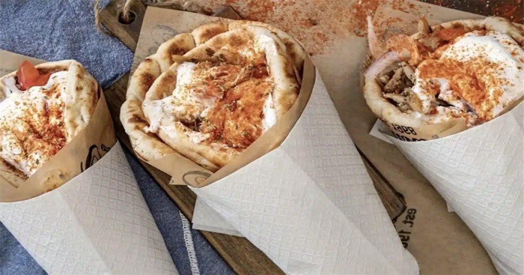 Κι ας κλείνει νωρίς κι ας περιμένεις στην ουρά: Αυτό το σουβλάκι είναι απ’ τα καλύτερα στην Ελλάδα