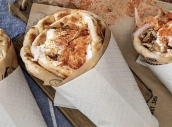 Κι ας κλείνει νωρίς κι ας περιμένεις στην ουρά: Αυτό το σουβλάκι είναι απ’ τα καλύτερα στην Ελλάδα