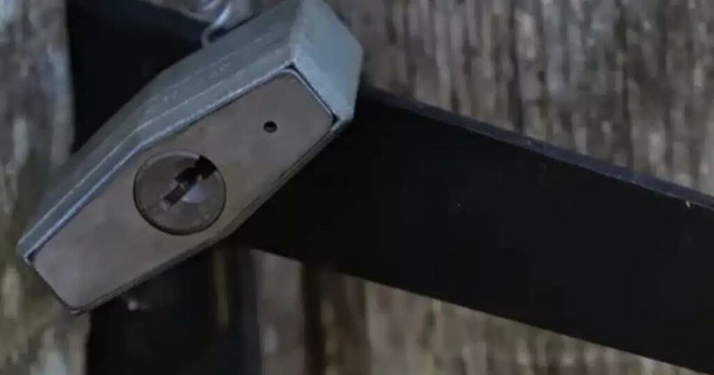 Τι είναι η μικροσκοπική τρύπα στο κάτω μέρος ενός λουκέτου