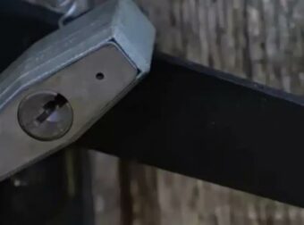 Τι είναι η μικροσκοπική τρύπα στο κάτω μέρος ενός λουκέτου